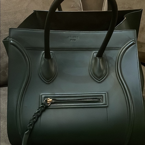 Downsizing! Never use this bag although gorgeous. Would be happier in a new home - Picture 2 of 5
